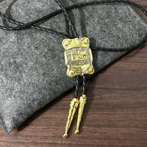 Bolo tie i guld- och silverfärgad metall med riddaremblem Guld