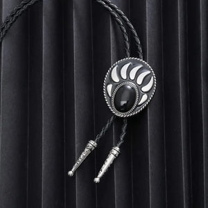 Bolo tie i silverfärgad björntassdesign med ädelstenslook