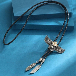 Bolo tie i svart läder med flygande örnhänge Svart