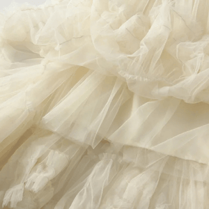 Lång A-linjeformad tyllkjol med en finstämd volang nedtill