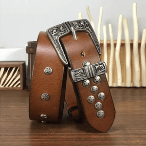 Westernbälte i äkta läder med stjärnnitar och vintage-spänne