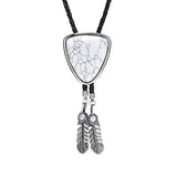 Bolo tie i triangelform med fjäderdetalj och natursten Vit