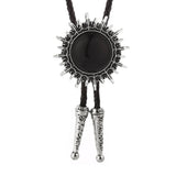 Bolo tie med solinspirerad medaljong i naturglas Svart