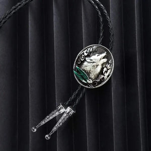 Bolo tie med ylande varg i zinklegering Svart