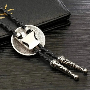 Bolo tie rund med korsdetalj och sten