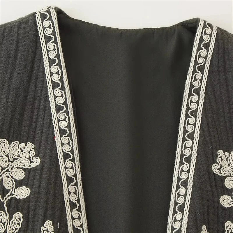 Broderad Dam Väst med Blommönster Svartvit Vintage Crop