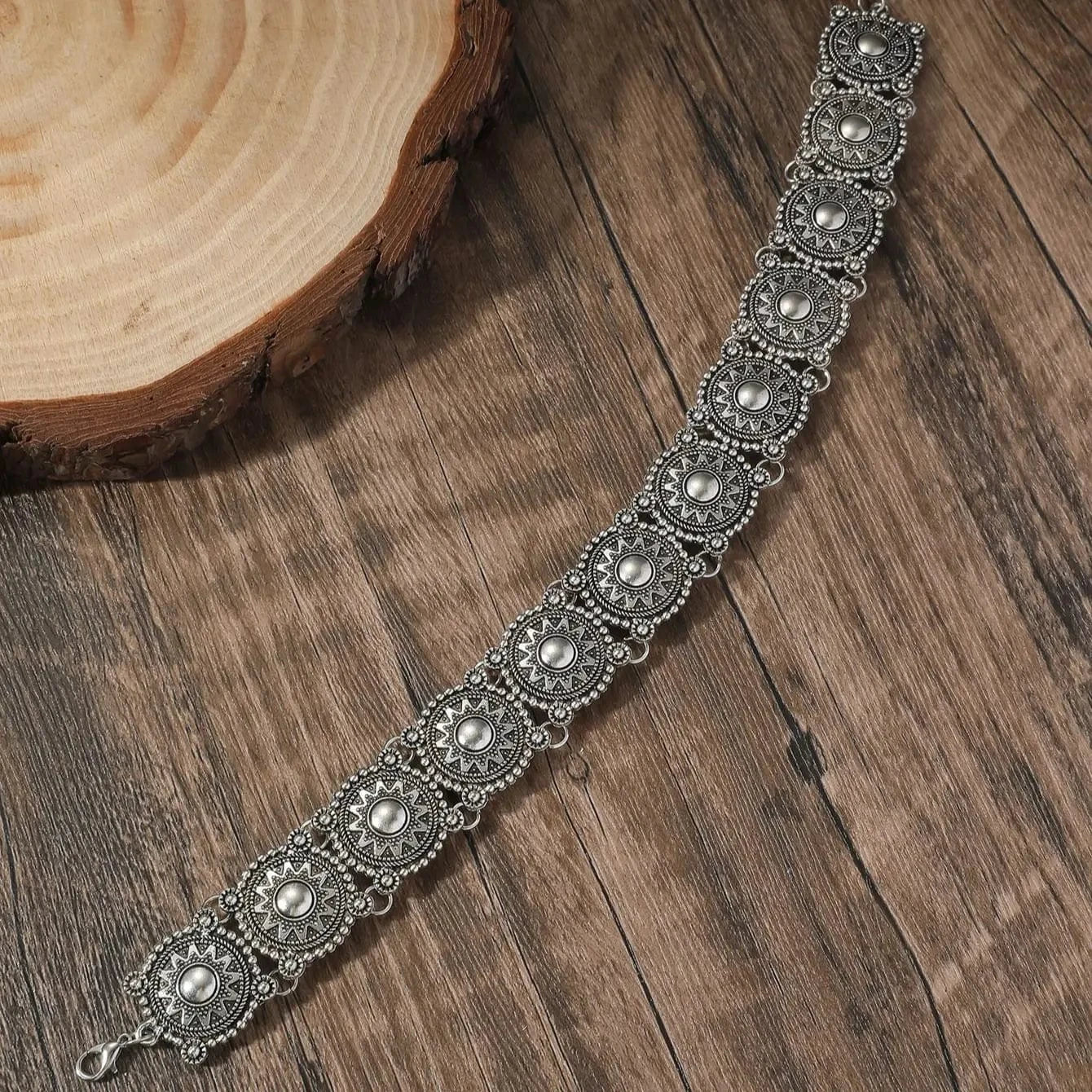 Choker-halsband med conchos i western stil