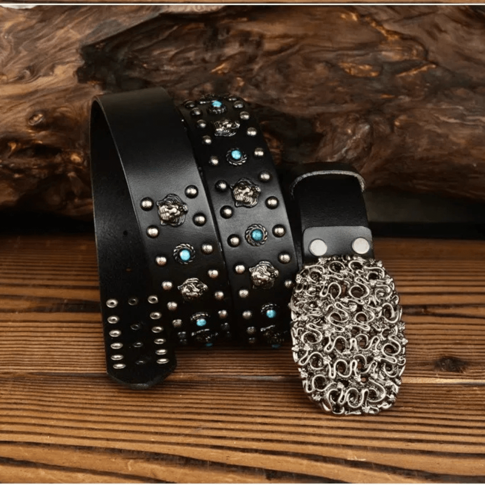 Cowboybälte i Tjockt Läder med Metallnitar och Ornament