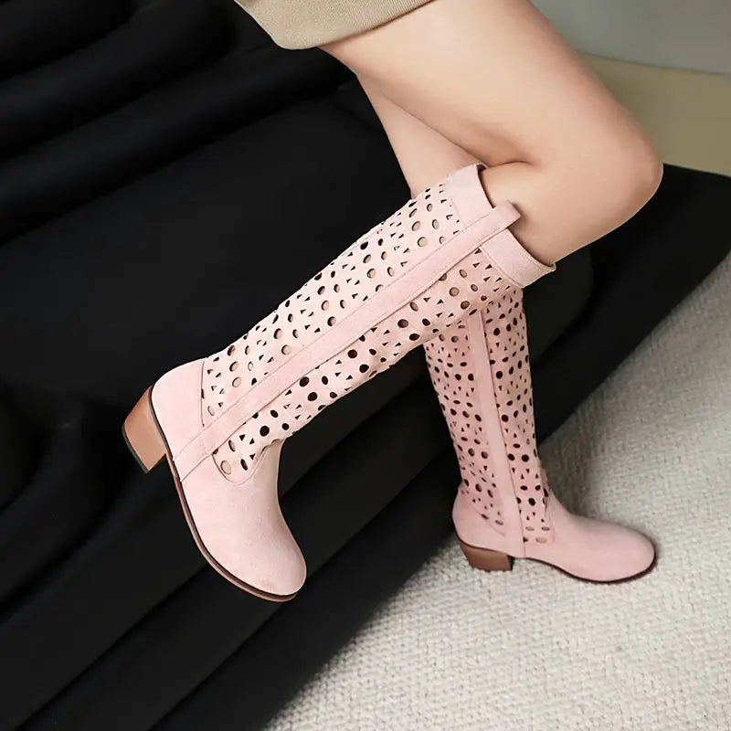 Cowboyboots i mocka med utskuret mönster och rund tå