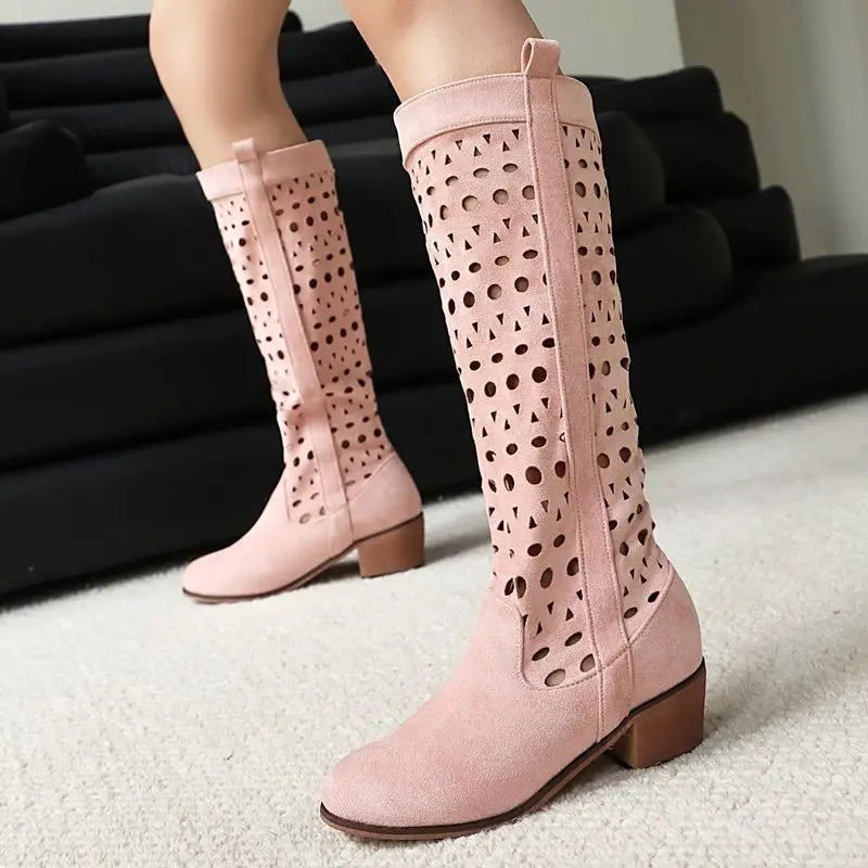 Cowboyboots i mocka med utskuret mönster och rund tå