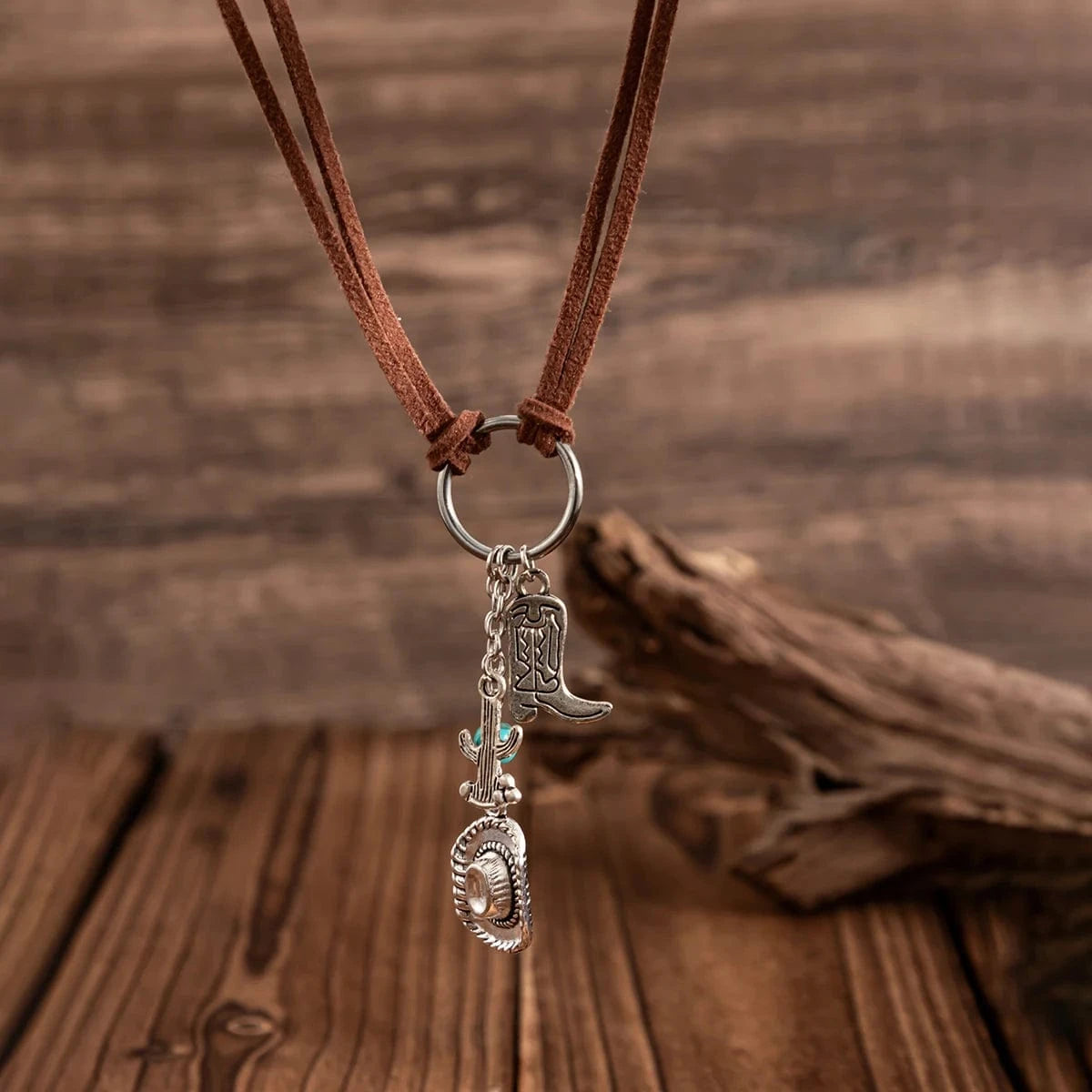 Cowgirl-halsband i mocka med berlocker Brun och silver