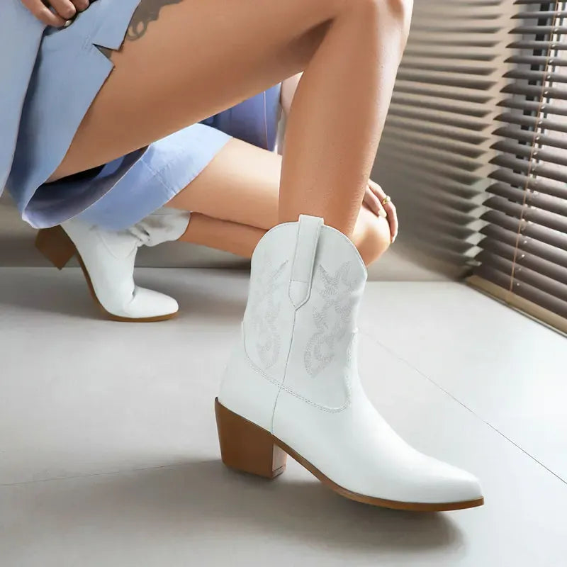 Låga cowboyboots i glänsande läderlook med broderi