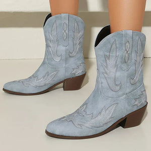 Låga cowboyboots med broderad design och mjuk mockalook
