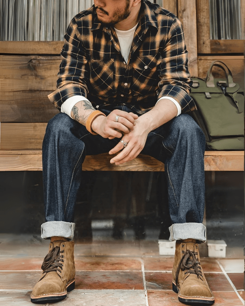 Mörkblå raka selvedge jeans i raw denim