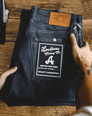 Mörkblå raka selvedge jeans i raw denim