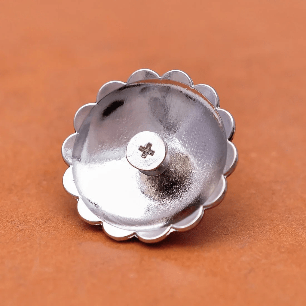 Silver Concho med 3D-Blomdesign och Färgad Pärla