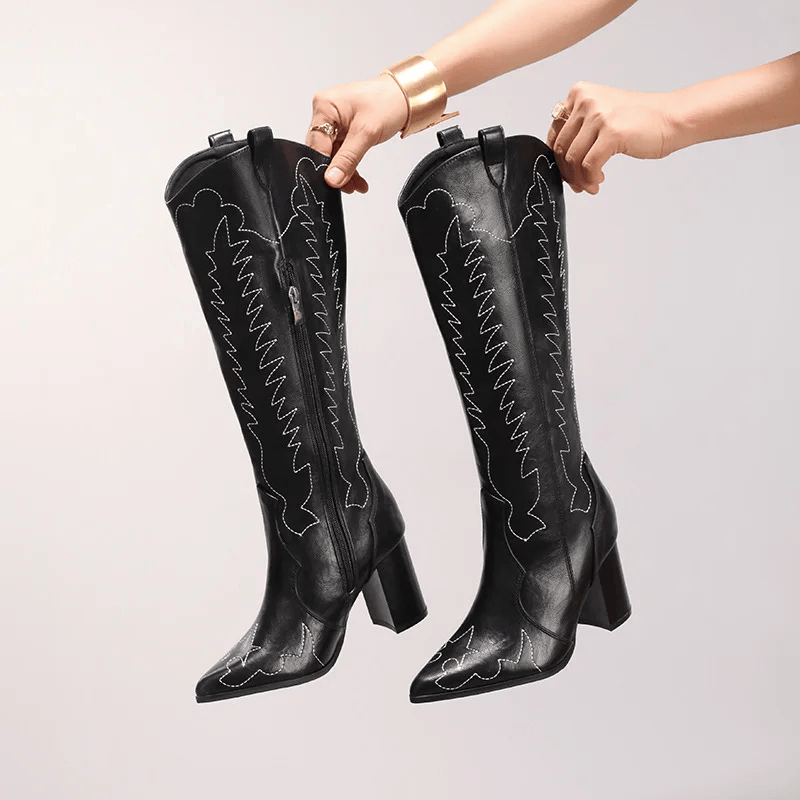 Svart Cowboyboots med broderade detaljer och 10cm blockklack
