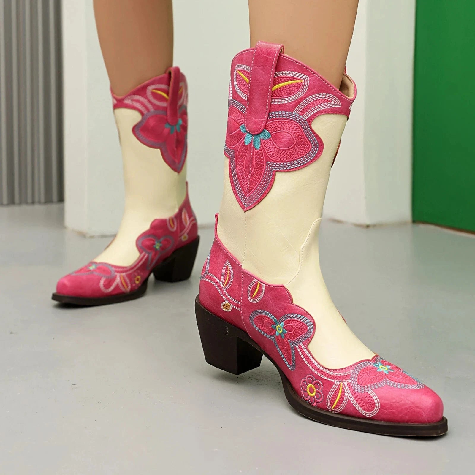 Tvåfärgade Höga Cowboyboots med Blommigt Broderi för Dam
