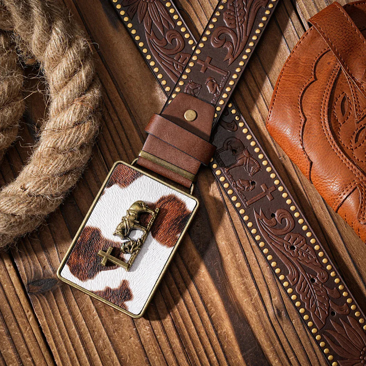 Westernbälte med rektangulärt koskinnsmönstrat spänne